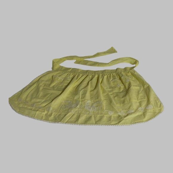 Vintage Apron Yellow With Roosters Pockets Chickens Cottagecore Farm Chore 1/2 - Picture 1 of 5